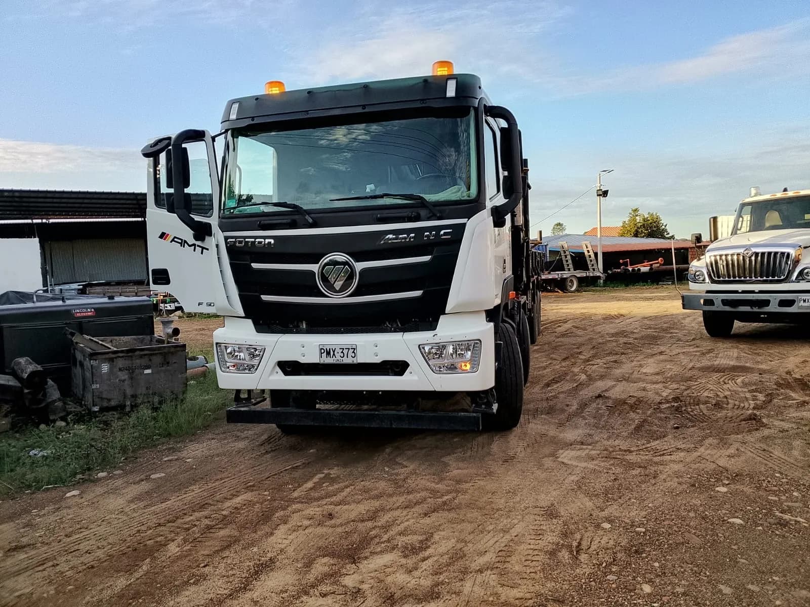Camión grúa Foton, placa PMX-373, de la flota propia de Ingeniería STM.
