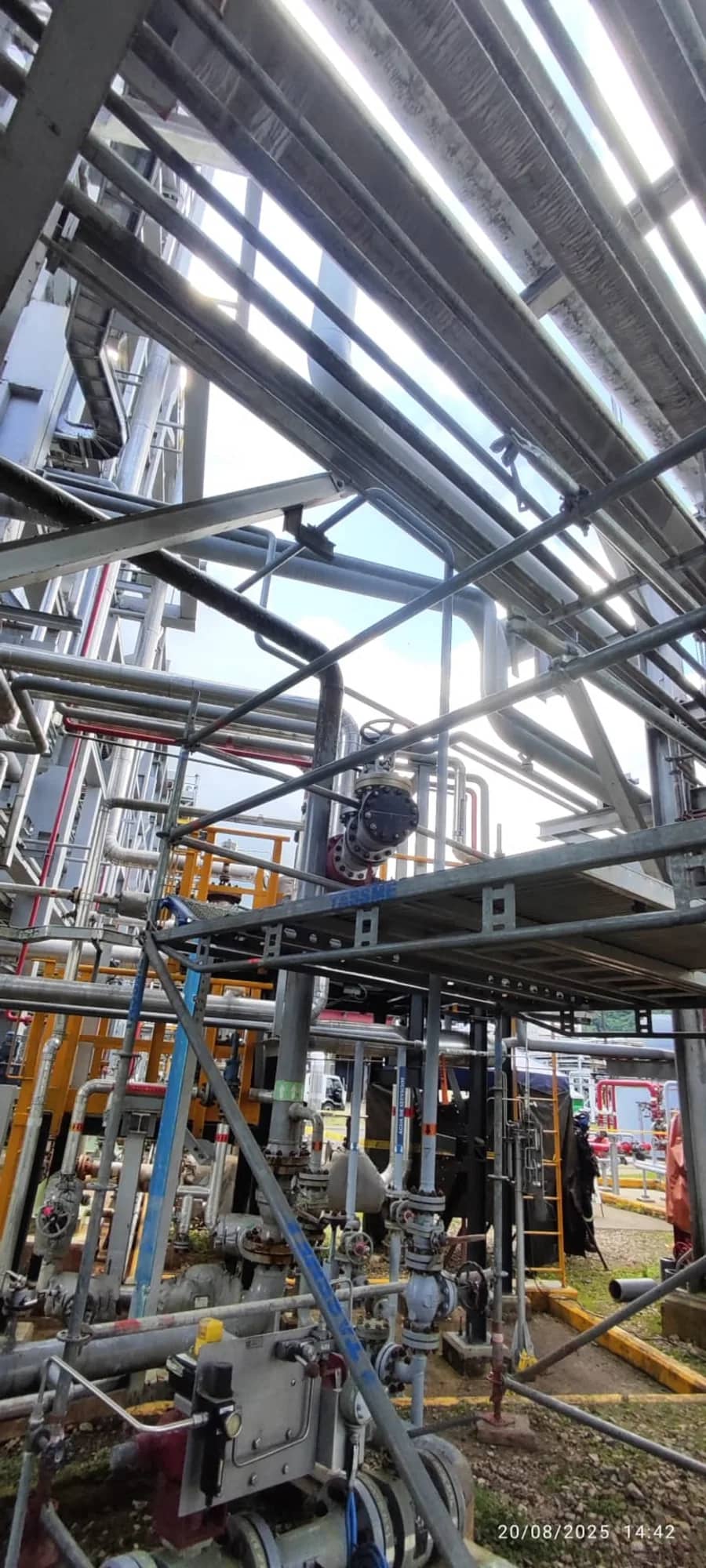 Cuadrilla de Ingeniería STM en actividades de montaje e instrumentación en una locación de campo.
