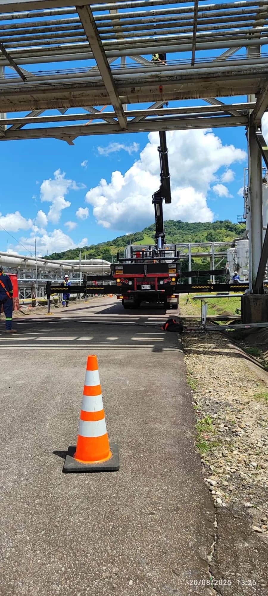 Técnico de Ingeniería STM con equipo de protección personal en labores de mantenimiento industrial en campo.
