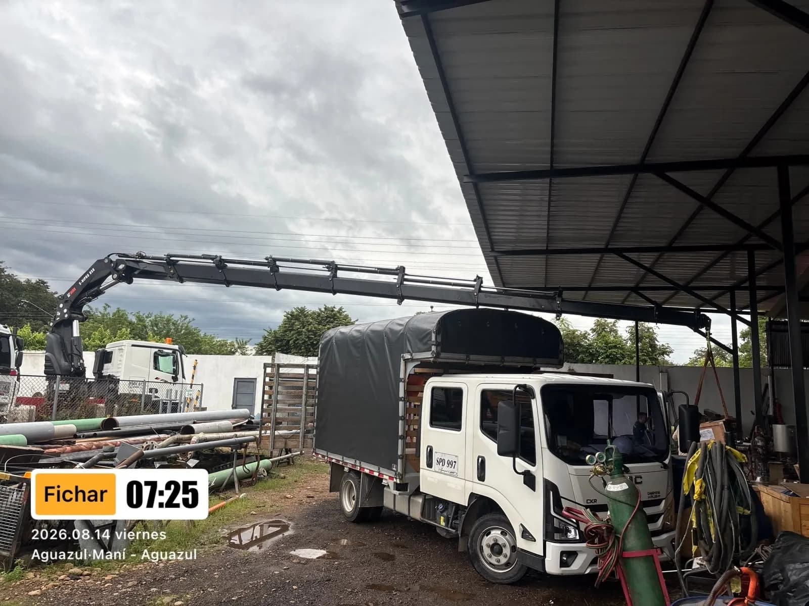 Equipo de la flota propia de Ingeniería STM en el patio de operaciones.