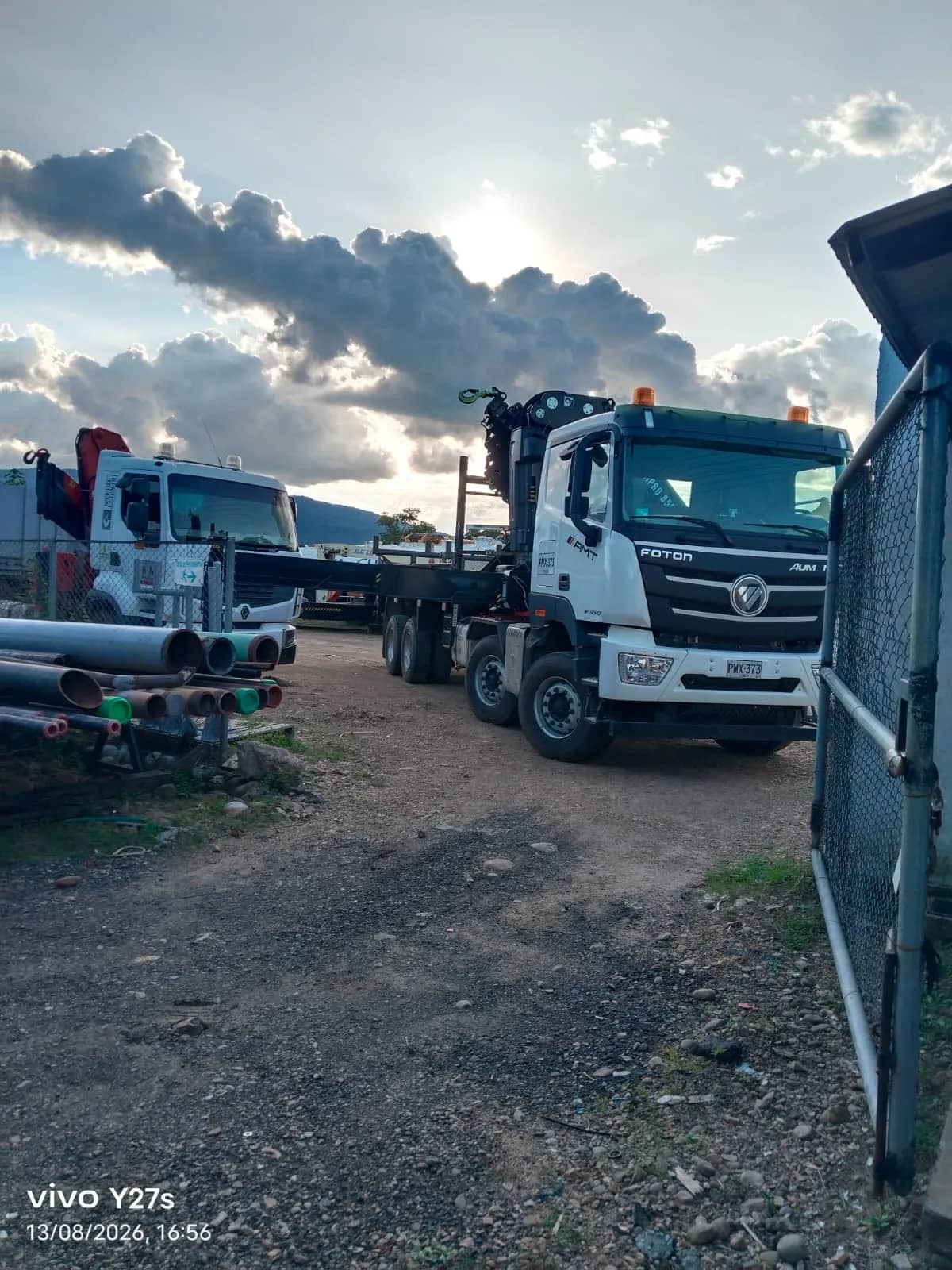 Flota propia de Ingeniería STM: camión grúa y tractocamión en el patio de operaciones en Aguazul, Casanare.