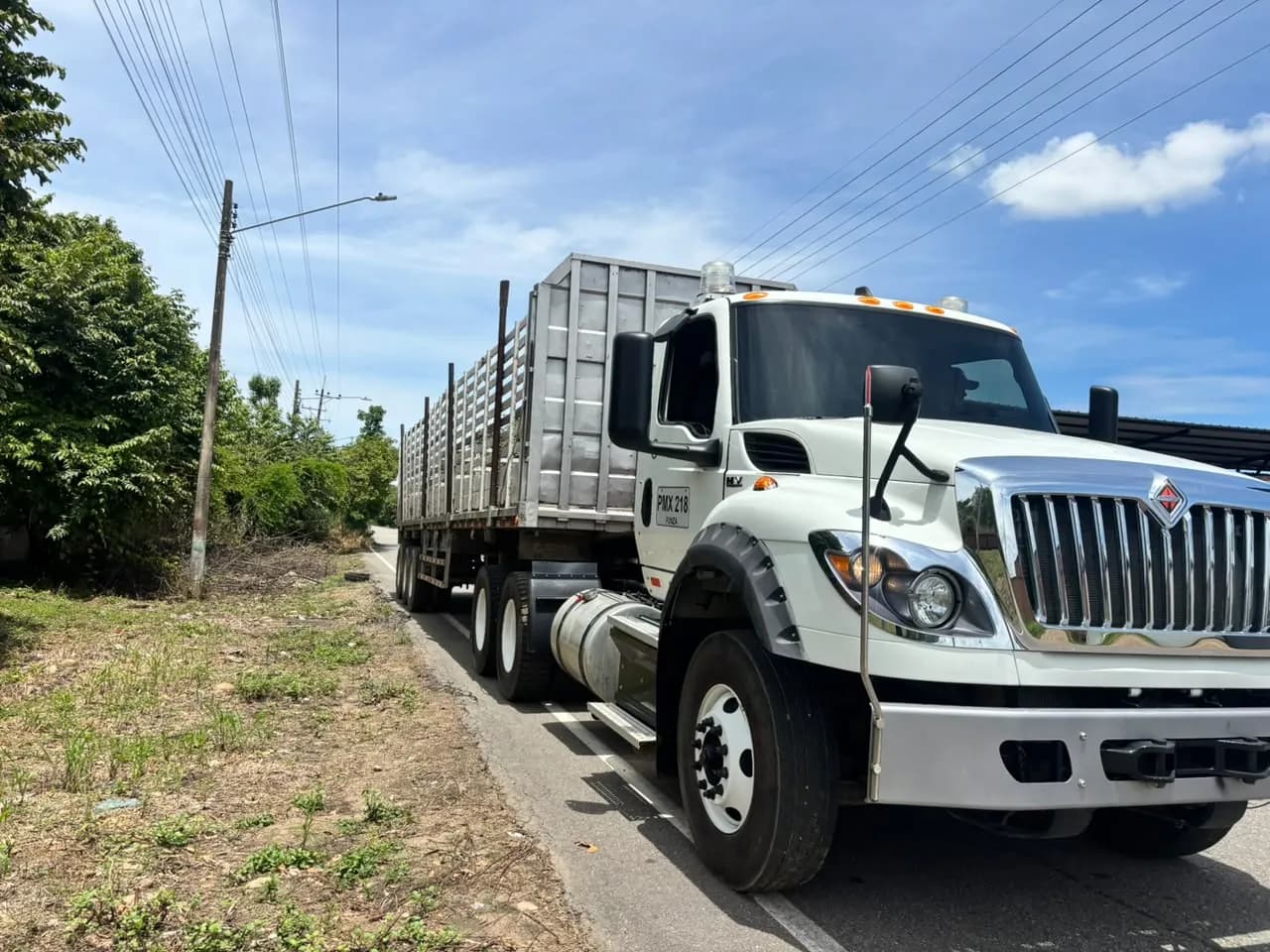 Tractocamión International, placa PMX-218, de Ingeniería STM transportando tubería.